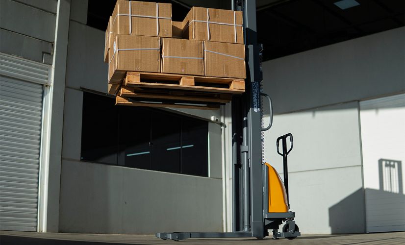 semi elétrica erguendo pallets