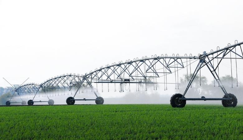 Sistema de irrigação por aspersão mecanizado