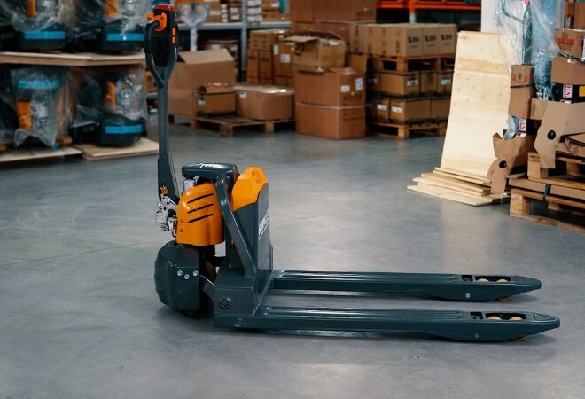 O que é paleteira: conheça os principais tipos e saiba como escolher o modelo ideal