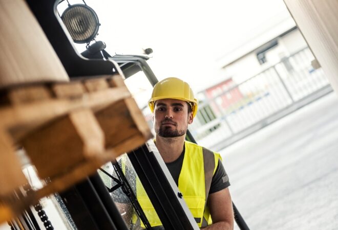 Operação de empilhadeiras: guia para conciliar segurança e produtividade